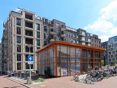 850258 Gezicht op de Jongeneelwerf in het nieuwbouwproject Zijdebalen te Utrecht, met centraal het nieuwe restaurant ...